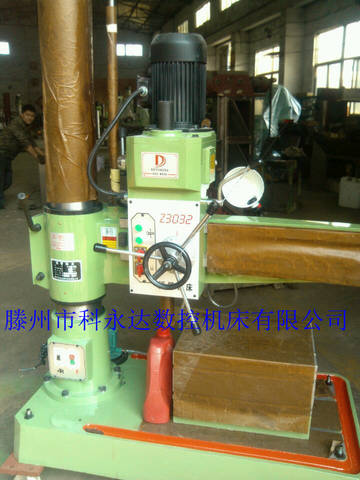山东淄博的付总订制的移动式带轮子的Z3032*10摇臂钻床已到货